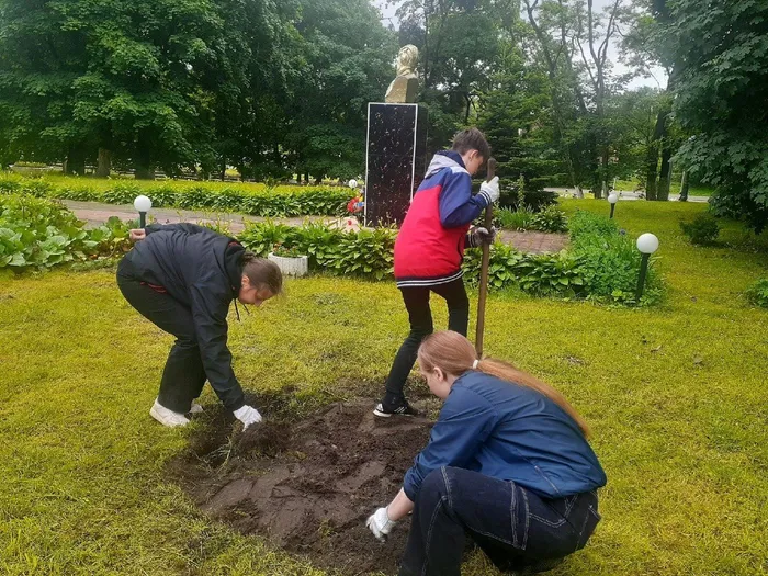 цветы на памятнике Героя Советского Союза И.М. Ладушкина