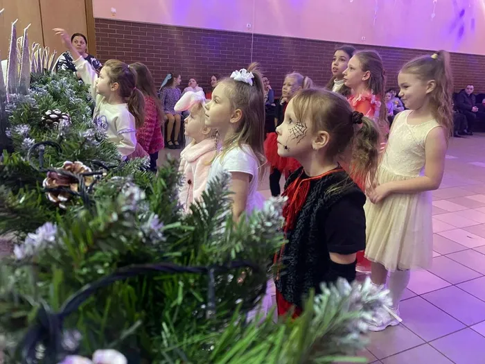 Театрализованное представление «По сказочным дорожкам...»,