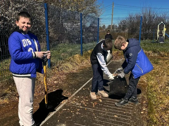 Эстафета добрых дел: как школьники и волонтёры преобразили спортивную площадку