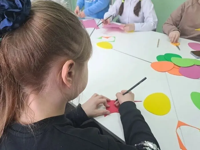 Мастер-класс по украшению декоративных яиц  для старшей группы кружка "Творческая палитра"