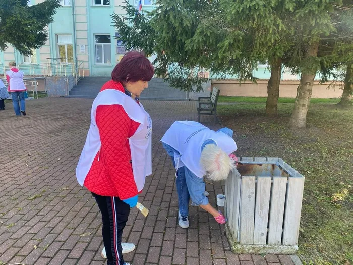 Серебряные волонтёры благоустроили территорию у памятника первым переселенцам