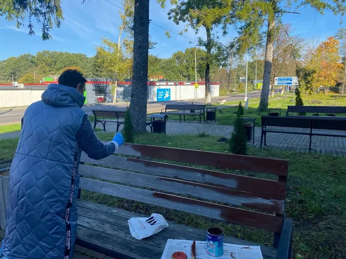 Серебряные волонтёры благоустроили территорию у памятника первым переселенцам