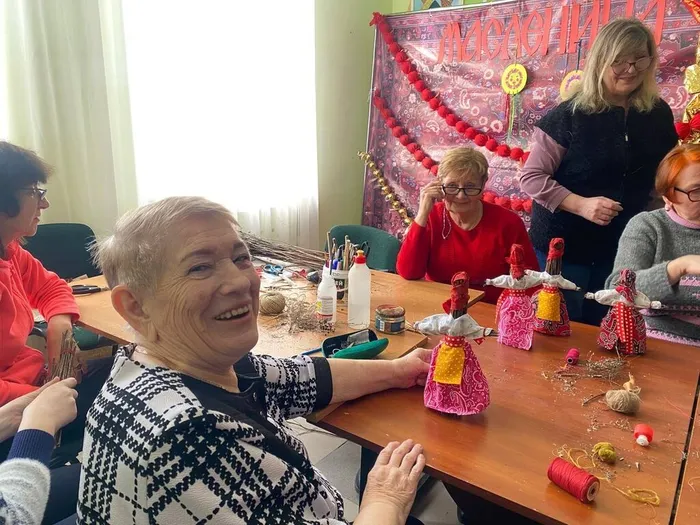 Мастерицы «Творческой мастерской» готовятся к Масленице.