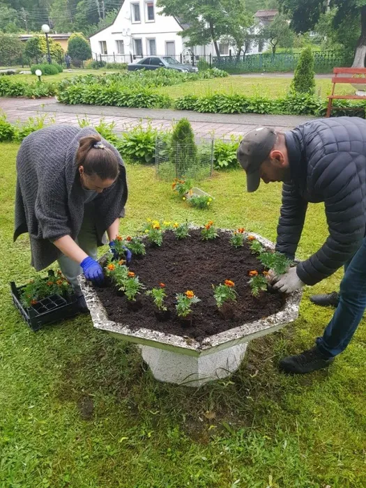цветы на памятнике Героя Советского Союза И.М. Ладушкина