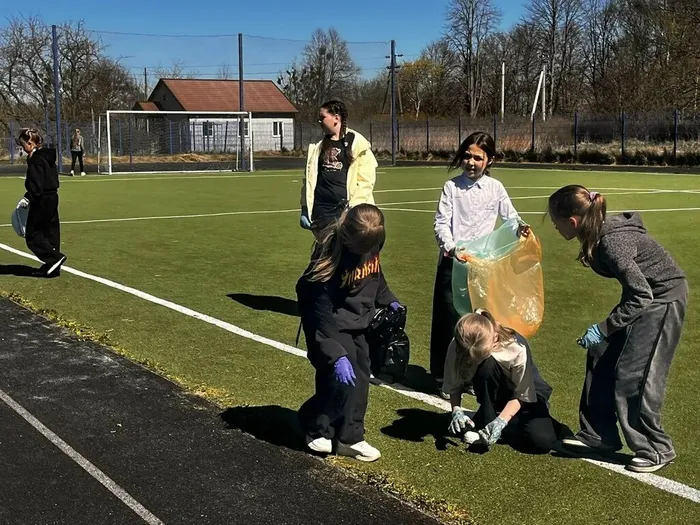 Эстафета добрых дел: как школьники и волонтёры преобразили спортивную площадку