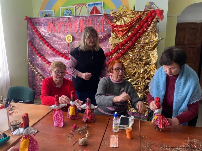 Мастерицы «Творческой мастерской» готовятся к Масленице.