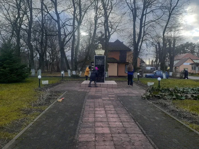 Уборка территории у памятника И.М.Ладушкина