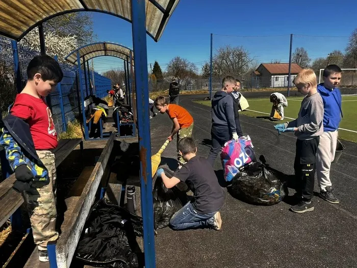 Эстафета добрых дел: как школьники и волонтёры преобразили спортивную площадку