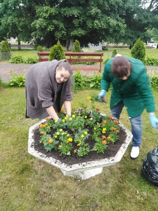 цветы на памятнике Героя Советского Союза И.М. Ладушкина