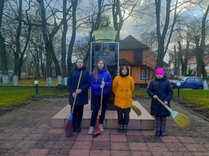 Уборка территории у памятника И.М.Ладушкина