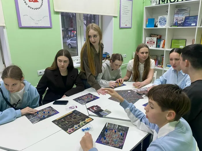 Молодёжь города впервые сыграла в настольную игру «Космические города»...