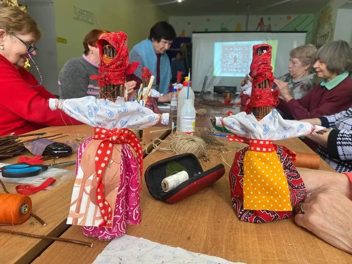 Мастерицы «Творческой мастерской» готовятся к Масленице.