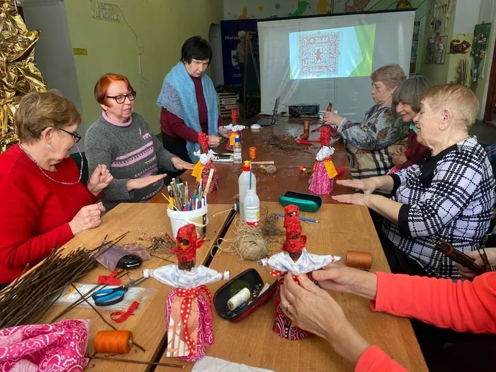 Мастерицы «Творческой мастерской» готовятся к Масленице.