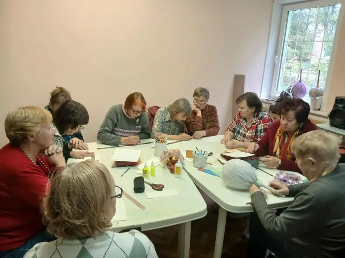 Занятие по декоративно-прикладному искусству в рамках проекта «Нам года, не беда!»