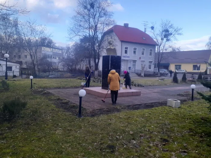 Уборка территории у памятника И.М.Ладушкина