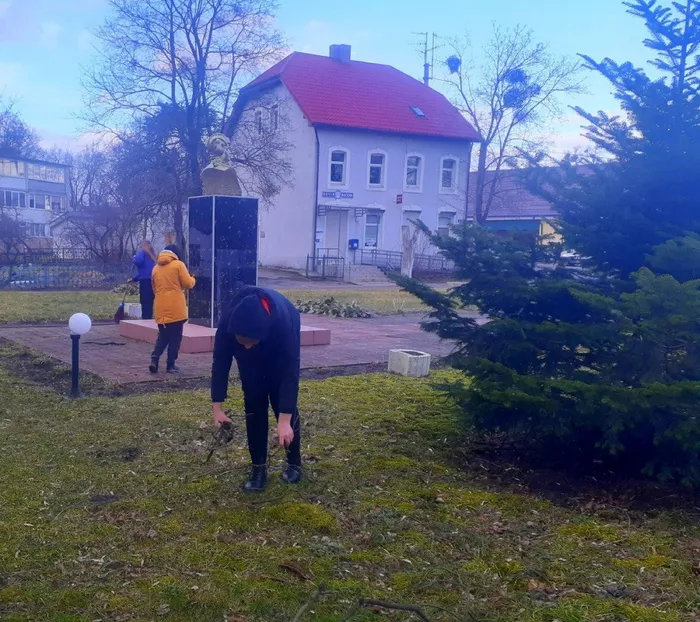 Уборка территории у памятника И.М.Ладушкина