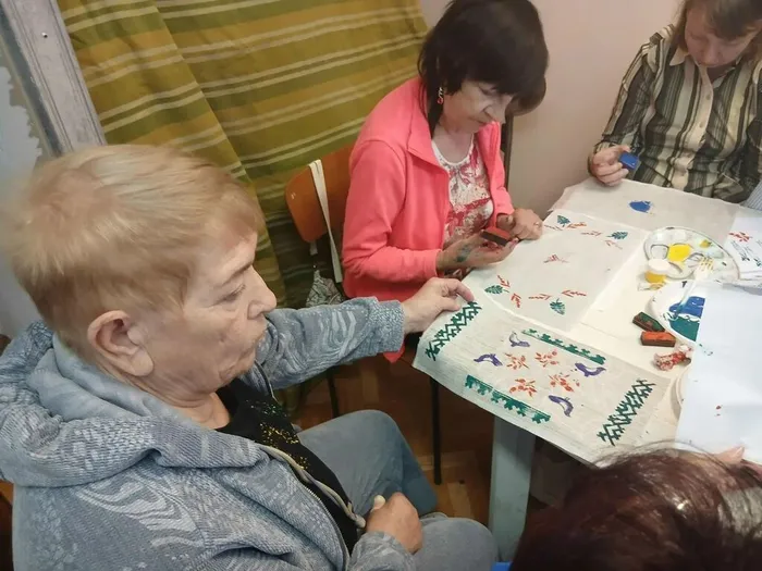 Занятие по декоративно-прикладному творчеству для участниц проекта «Нам года — не беда!»