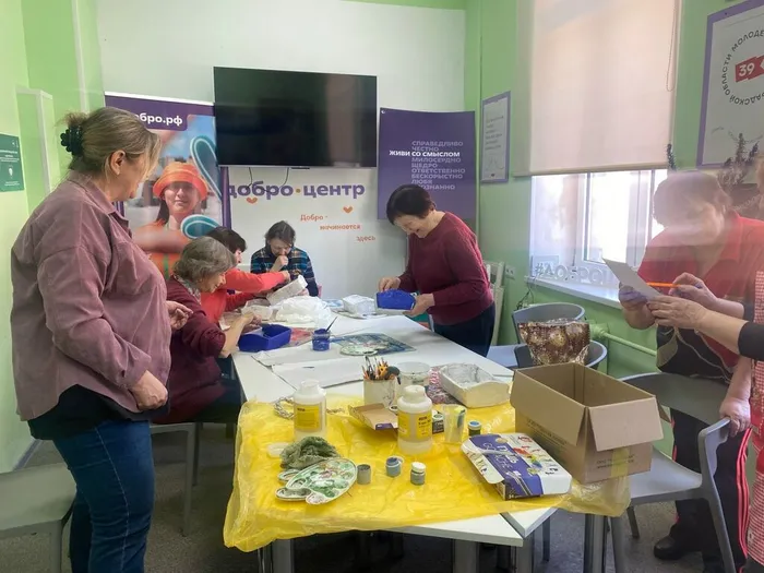 Мастер-класс по украшению пасхальных подставочек прошёл в Добро.Центре