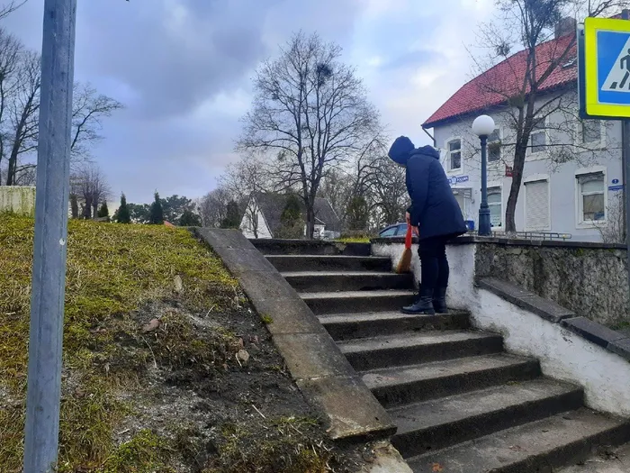 Уборка территории у памятника И.М.Ладушкина