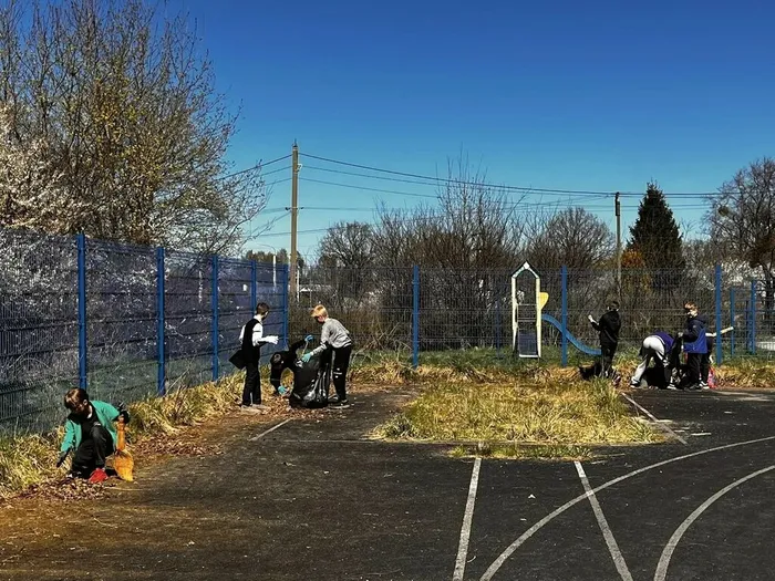 Эстафета добрых дел: как школьники и волонтёры преобразили спортивную площадку