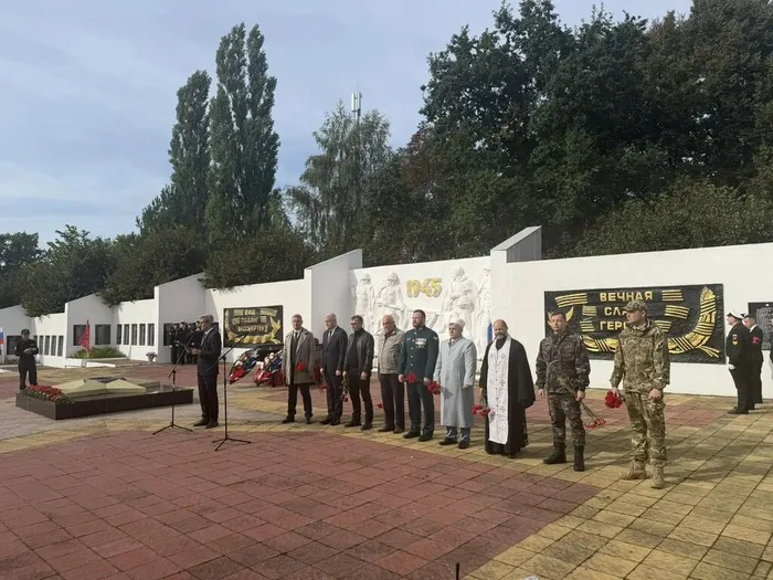 Церемония перезахоронения советских воинов в Ладушкине.