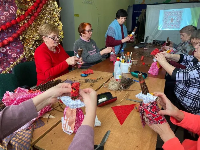 Мастерицы «Творческой мастерской» готовятся к Масленице.