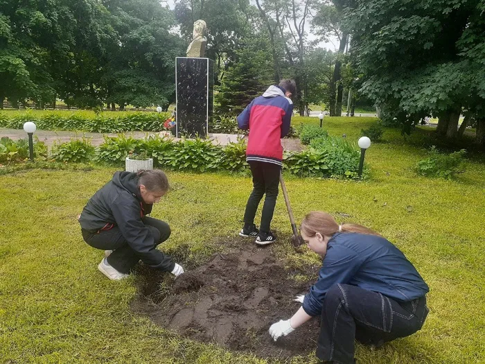 цветы на памятнике Героя Советского Союза И.М. Ладушкина