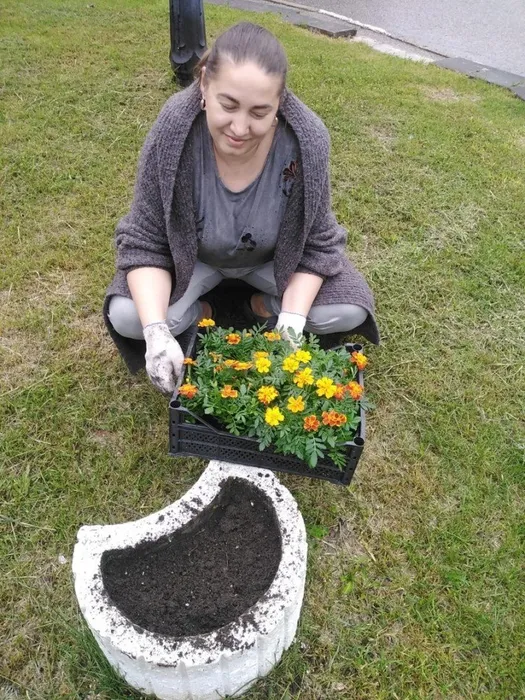 цветы на памятнике Героя Советского Союза И.М. Ладушкина