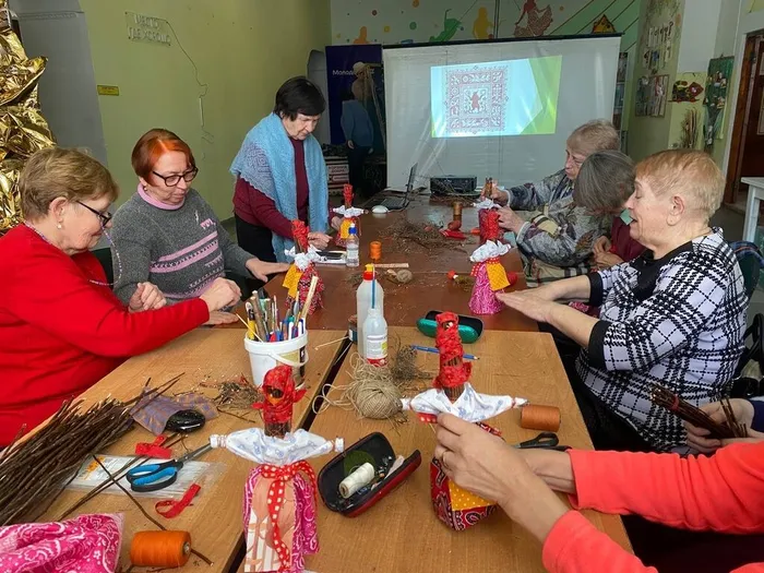 Мастерицы «Творческой мастерской» готовятся к Масленице.
