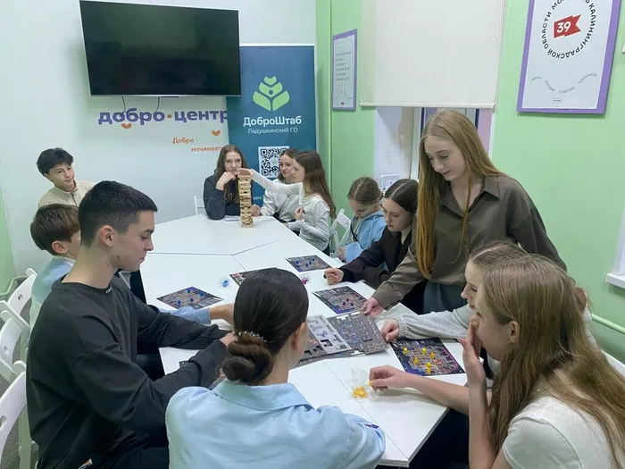 Молодёжь города впервые сыграла в настольную игру «Космические города»...