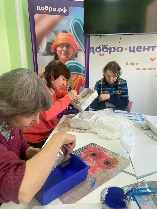 Мастер-класс по украшению пасхальных подставочек прошёл в Добро.Центре