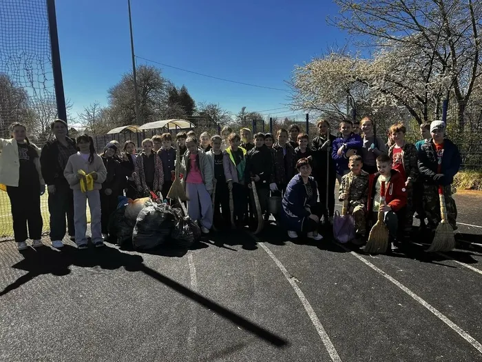 Эстафета добрых дел: как школьники и волонтёры преобразили спортивную площадку