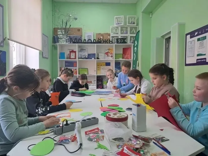 Мастер-класс по украшению декоративных яиц  для старшей группы кружка "Творческая палитра"