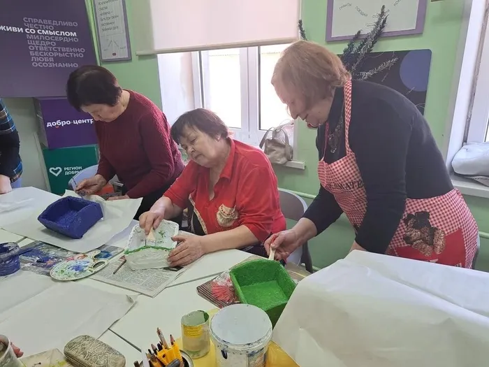 Мастер-класс по украшению пасхальных подставочек прошёл в Добро.Центре