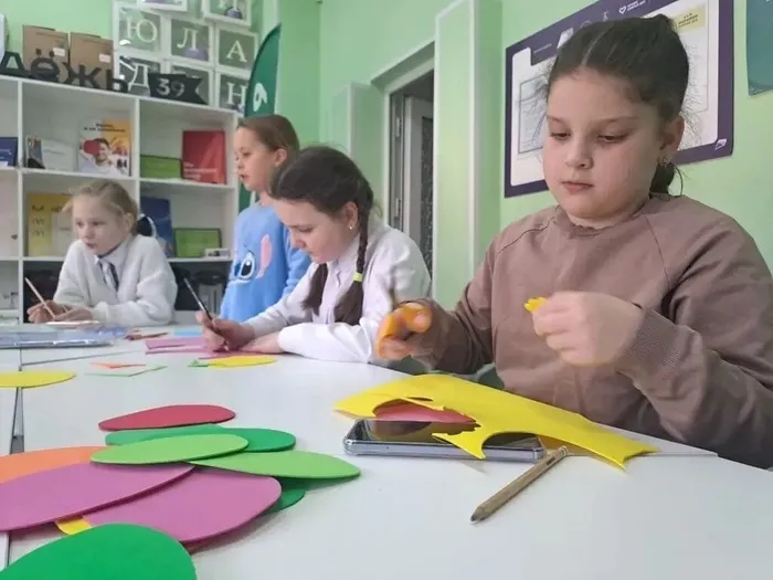 Мастер-класс по украшению декоративных яиц  для старшей группы кружка "Творческая палитра"