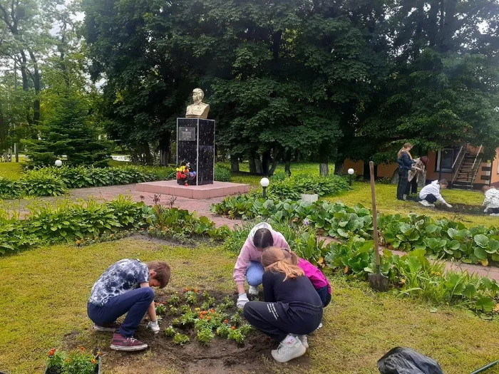 цветы на памятнике Героя Советского Союза И.М. Ладушкина