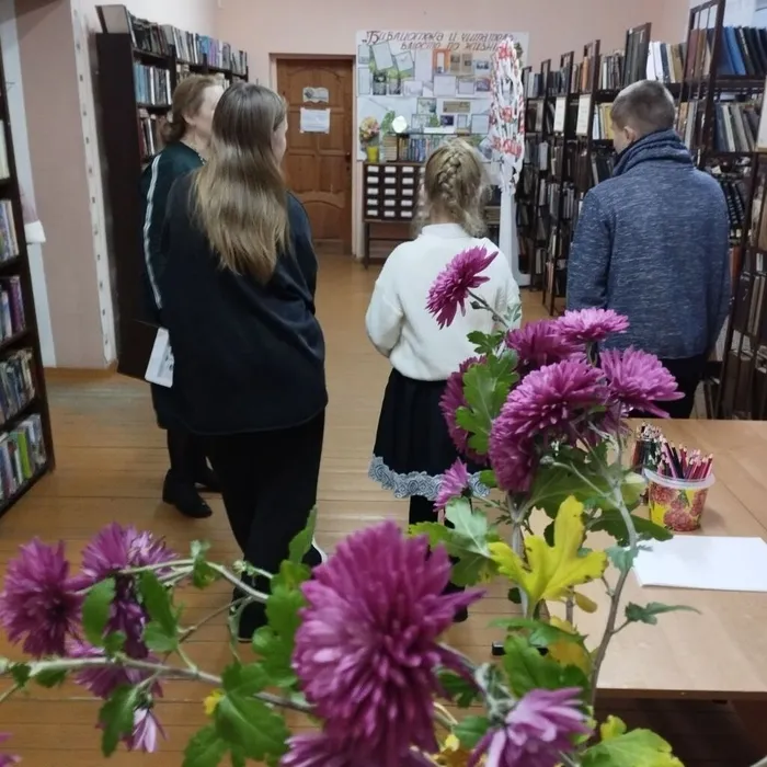 Праздничная программа «Поговорим о маме»