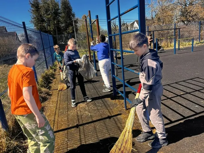 Эстафета добрых дел: как школьники и волонтёры преобразили спортивную площадку