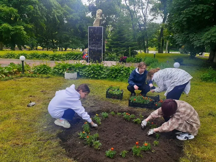цветы на памятнике Героя Советского Союза И.М. Ладушкина