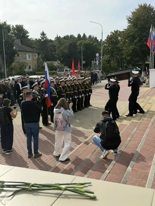 Церемония перезахоронения советских воинов в Ладушкине.