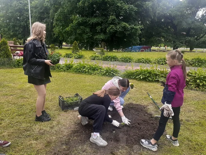 цветы на памятнике Героя Советского Союза И.М. Ладушкина