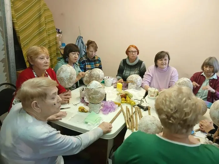 Занятия по декоративно-прикладному творчеству с участницами проекта «Нам года, не беда»!