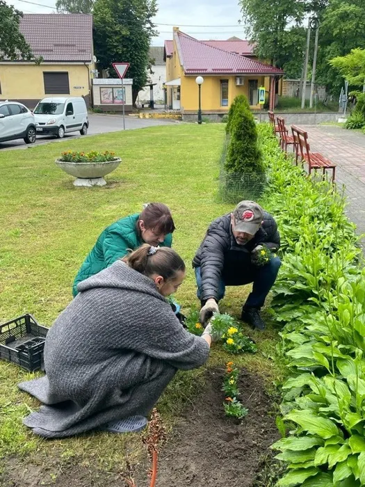 цветы на памятнике Героя Советского Союза И.М. Ладушкина