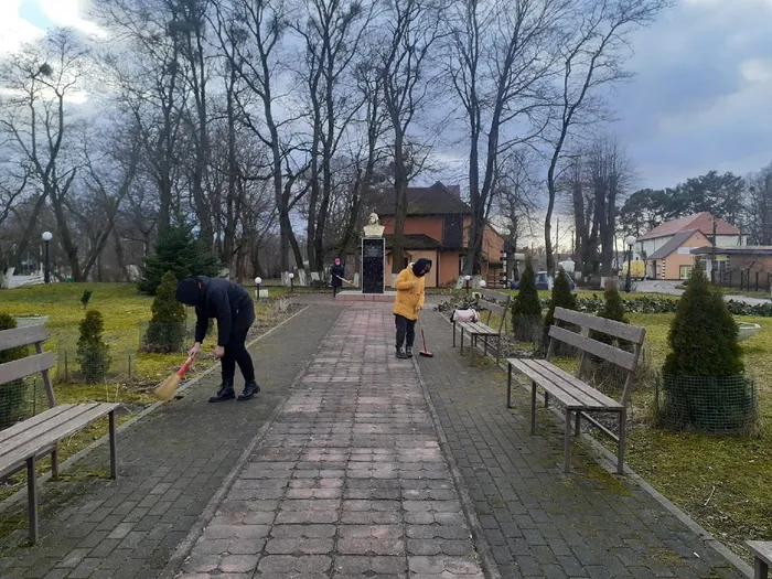 Уборка территории у памятника И.М.Ладушкина