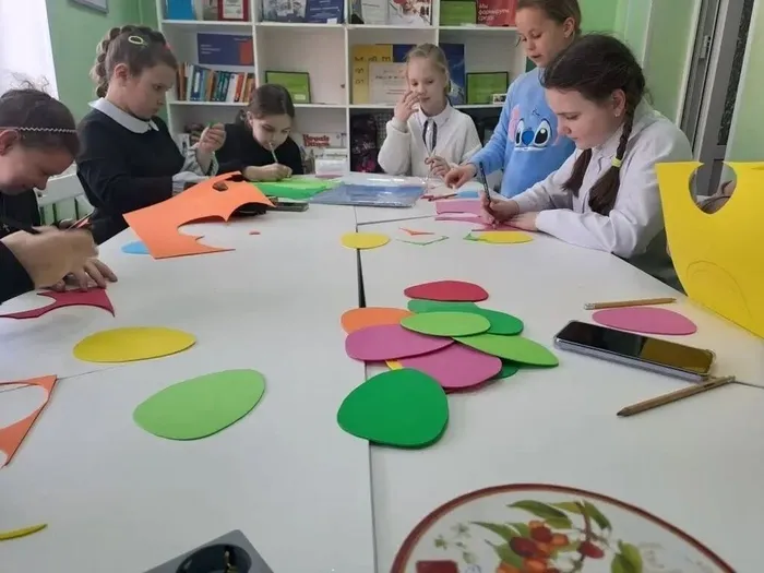 Мастер-класс по украшению декоративных яиц  для старшей группы кружка "Творческая палитра"